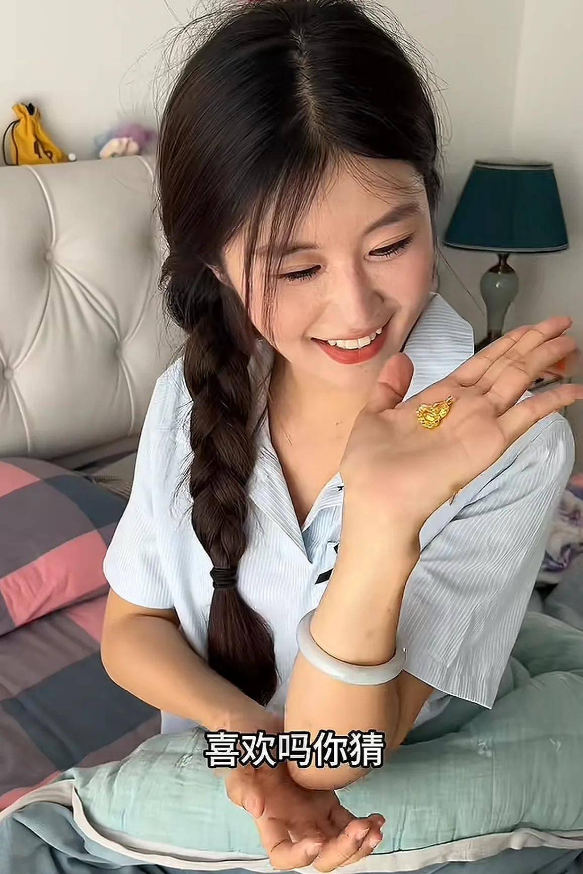 知名演员李嘉明结婚一周年！送小18岁老婆神秘礼物仪式感十足